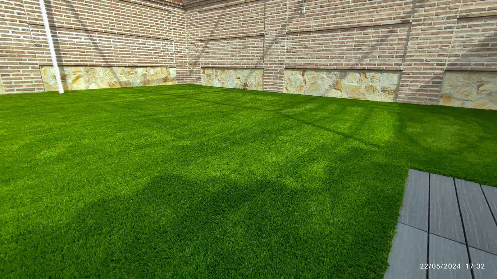 cesped-artificial-jardines-40mm-lv2.40 deluxegrass-foto ver instalado